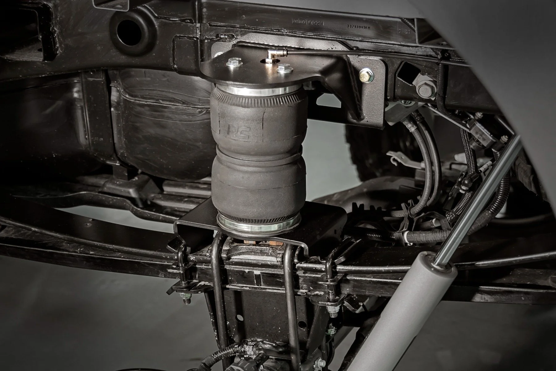 Air Spring Kit w/Compressor | 0-6" Lifts | Ford F-150 4WD | 2015-2020 | Rough Country | 10017C - Image 3