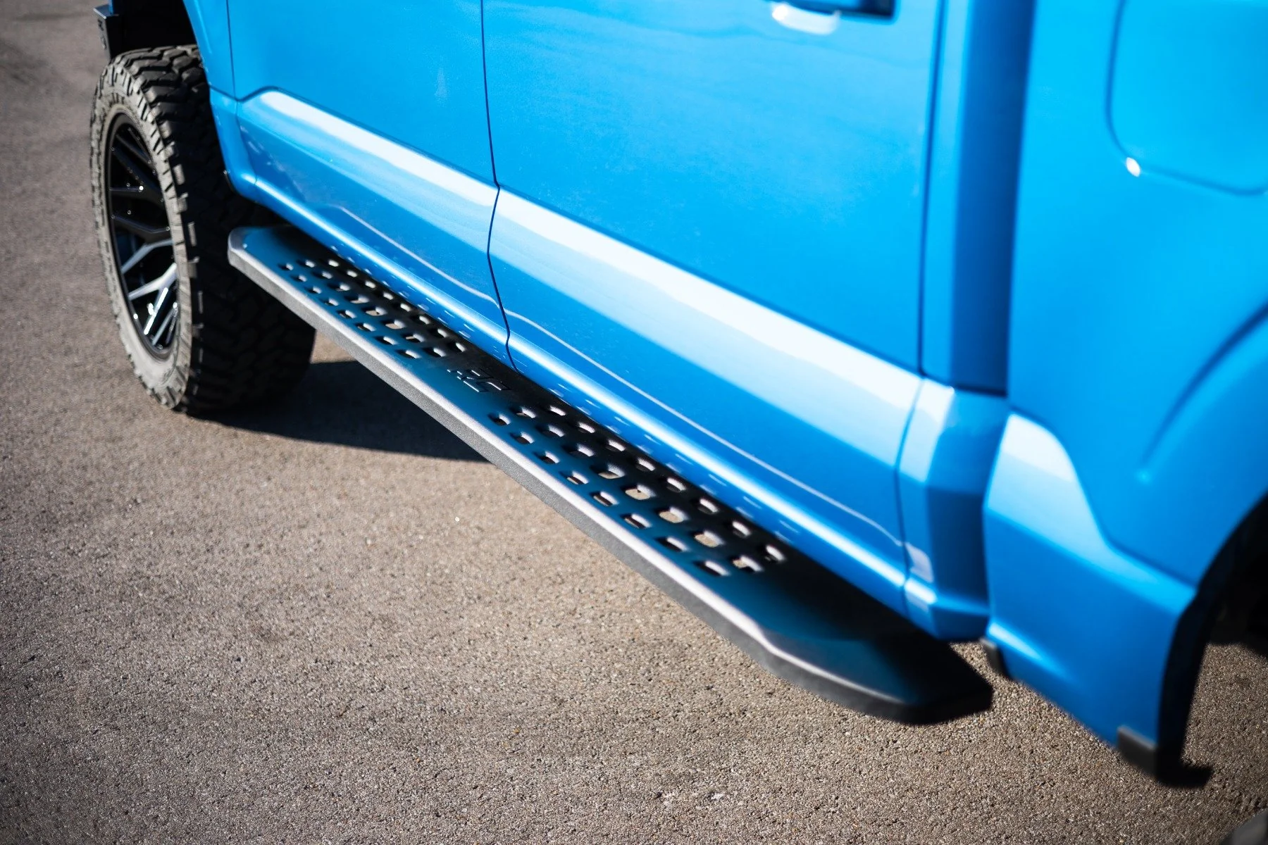 Raptor Style Running Board | Crew Cab | Black | Ford F-150 /F-150 Lightning | 2015-2022 | Rough Country | 44005 - Image 6